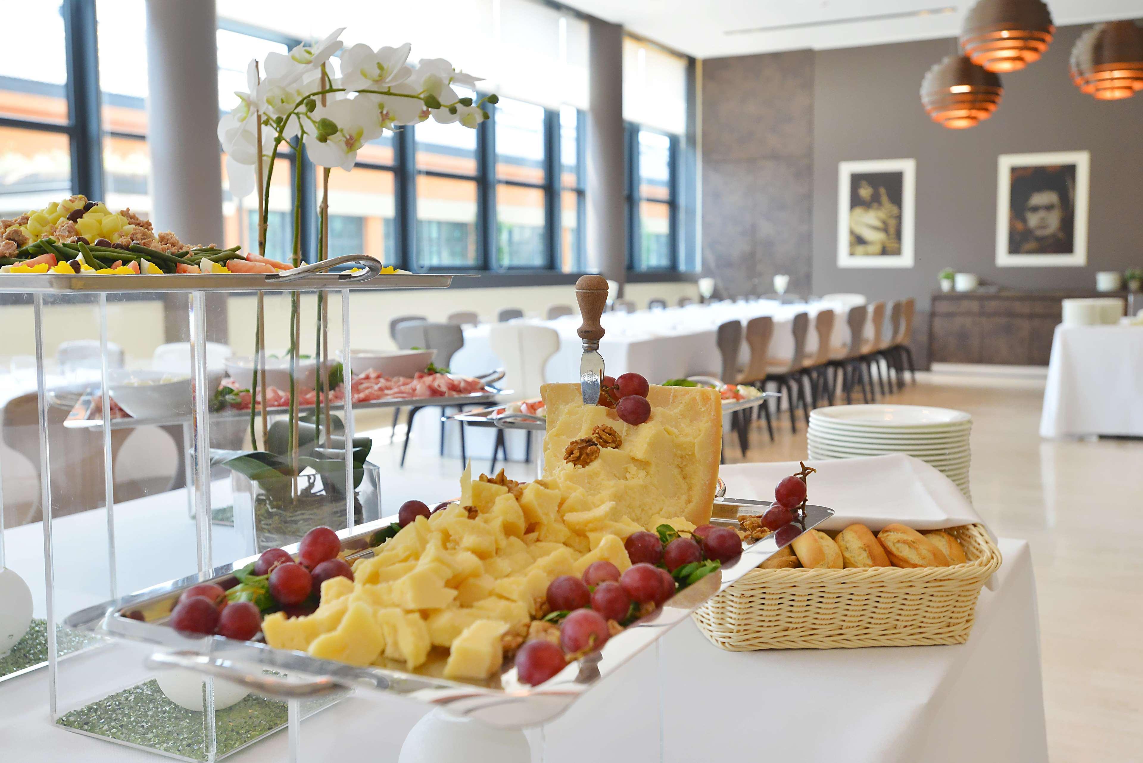 Hilton Garden Inn Milan North Esterno foto